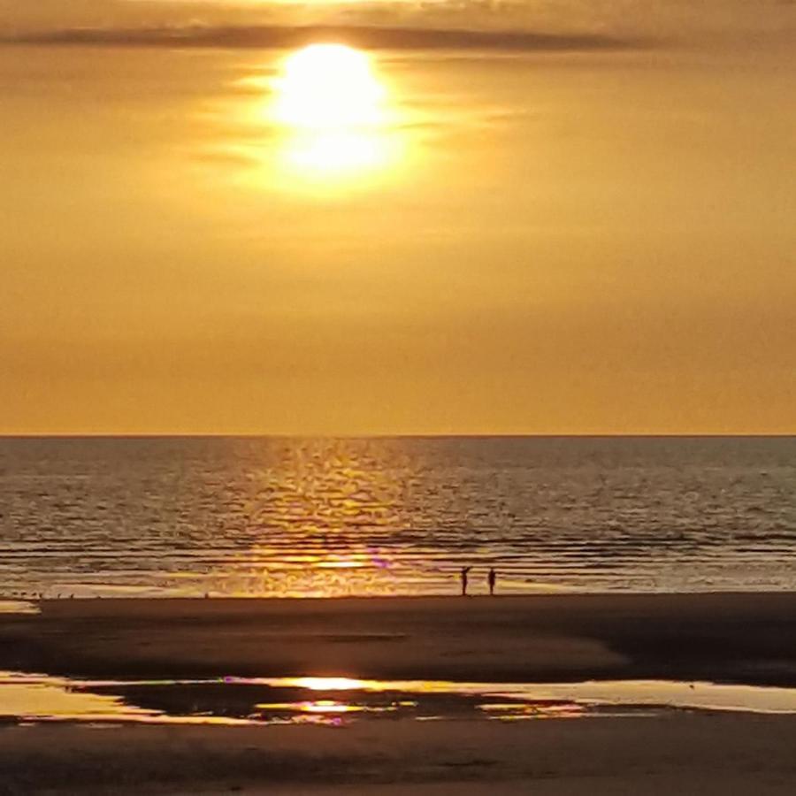Les Obiones, Vue Laterale Mer, Fort Mahon Plage, Magnifique Studio Cabine 4P, Avec Balcon , Parking Prive Gratuit, Wifi, Classe 2 Etoiles, Exposition Plein Sud En Baie De Somme Luaran gambar