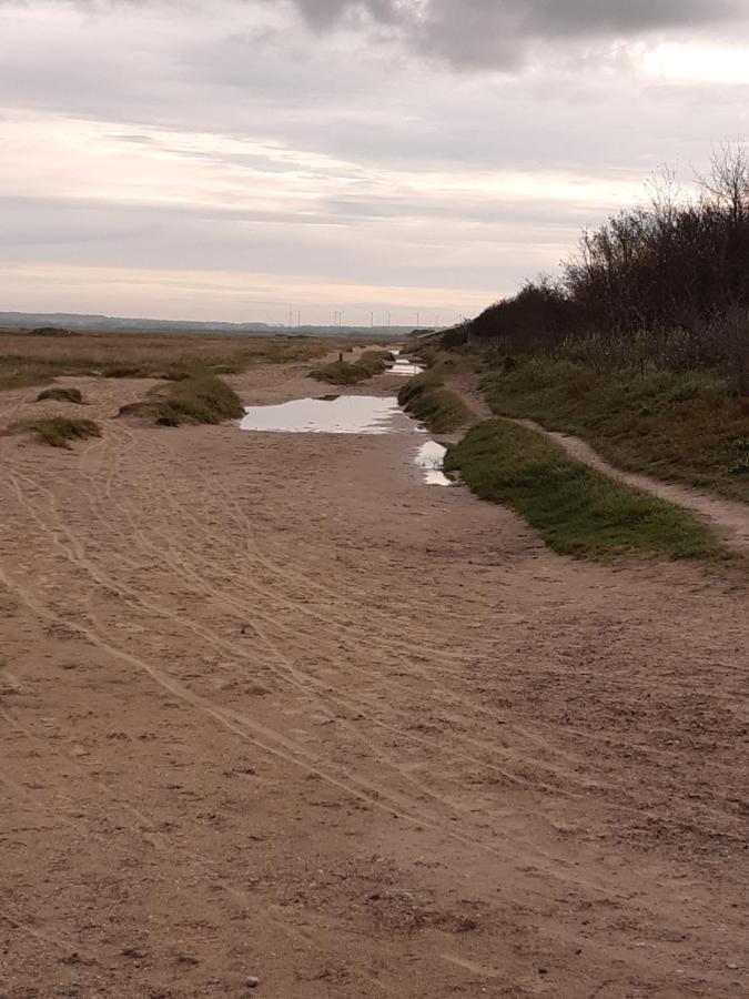Les Obiones, Vue Laterale Mer, Fort Mahon Plage, Magnifique Studio Cabine 4P, Avec Balcon , Parking Prive Gratuit, Wifi, Classe 2 Etoiles, Exposition Plein Sud En Baie De Somme Luaran gambar