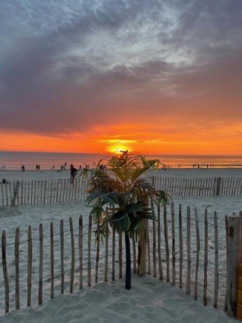 Les Obiones, Vue Laterale Mer, Fort Mahon Plage, Magnifique Studio Cabine 4P, Avec Balcon , Parking Prive Gratuit, Wifi, Classe 2 Etoiles, Exposition Plein Sud En Baie De Somme Luaran gambar